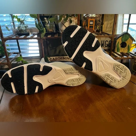 Nike Black and White legend essentials 2 - Picture 2 of 4